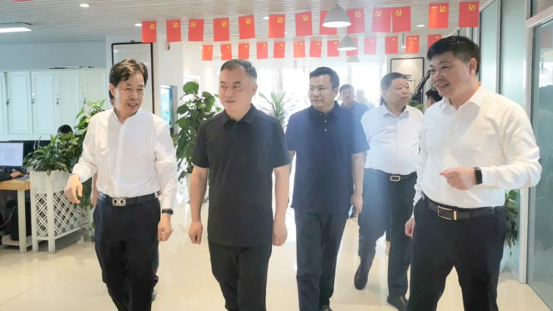 新密市委常委、政法委書記劉軍杰一行蒞臨榮盛科技集團調(diào)研指導